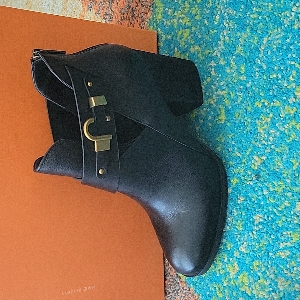 ISOLA Larkin Black Bootie 8M - New in Box
